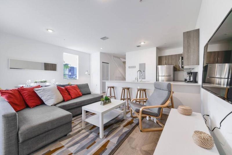 Цены на Amazing Town House 15 Min From The beach WFree Parking в Майами