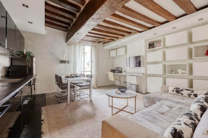 Large and Modern 1Brd Flat at Lovely Saint Germain — отель с удобным расположением в Париже