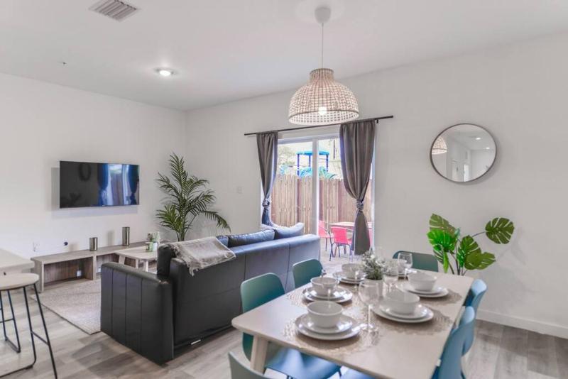 Amazing Townhouse 15 minutes from the Beach — отель с удобным расположением в Майами