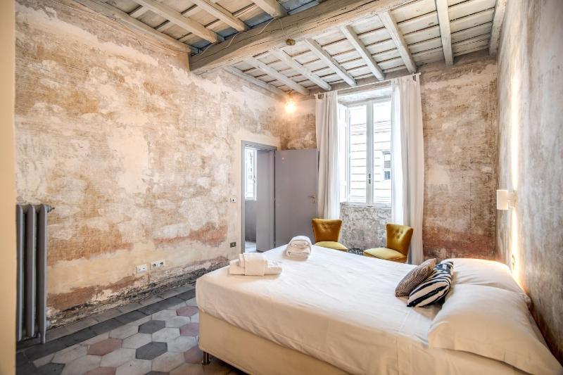 Stylish and Spacious Apartment next to the Colosseum — комфортный отель в Риме