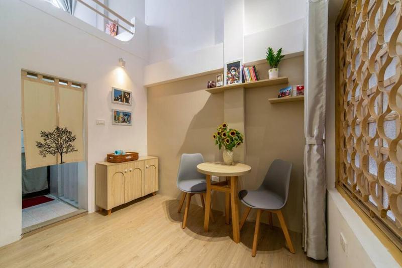 Holly HideAway-Cozy Nest -Balcony- City Center — отель с удобствами в Ханое