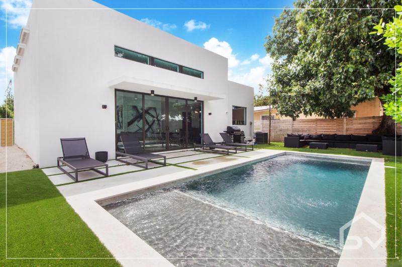 Villa Noir Design District Miami 4BR & 2BA Sleeps 14 with Grill, Pool Table, Pool & More — забронировать отель в Майами