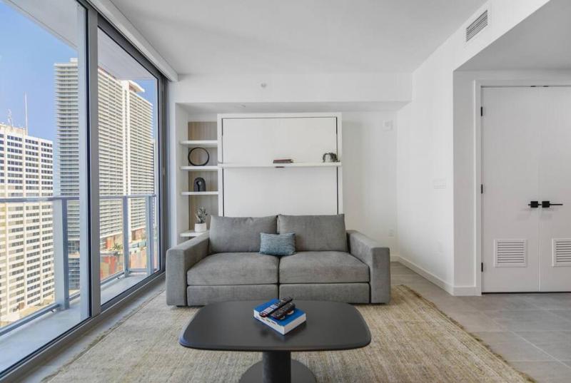 Wonderful Studio Apartment with Great Views and Pool — комфортный отель в Майами