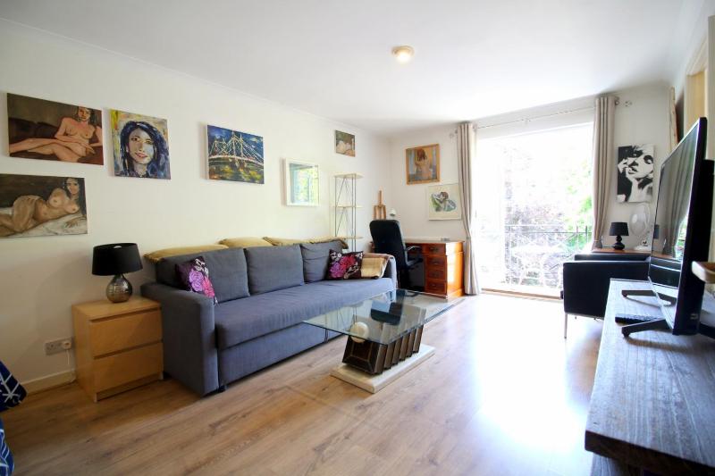 Central Fulham Apartment with parking — забронировать отель в Лондоне