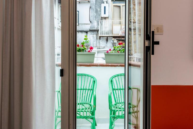 Charming apartment with balcony in the historic center — забронировать отель в Неаполе
