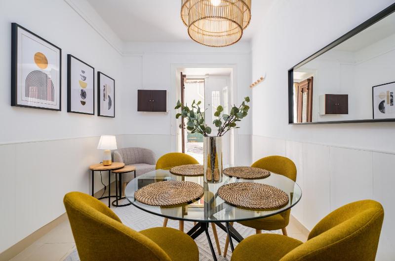 NEW! Unique 1 bedroom apartment- Santa Catarina 42 — отель в Лиссабоне, Португалия