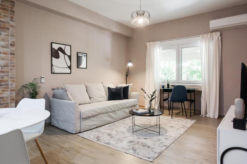 Gorgeous 1BR Apartment in Kolonaki by UPSTREET — отель с удобствами в Афины