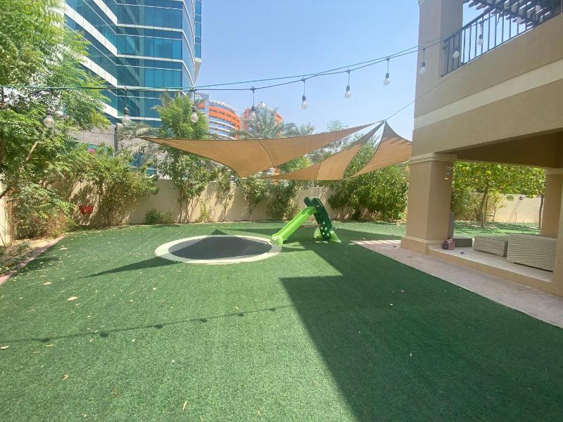 Spacious 4-bedroom villa, children friendly — отель с удобствами в Дубае
