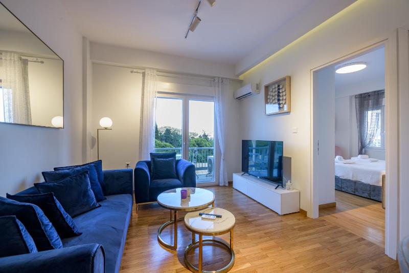 Lush Sapphire apt steps from Acropolis & Plaka! — отель с удобствами в Афины