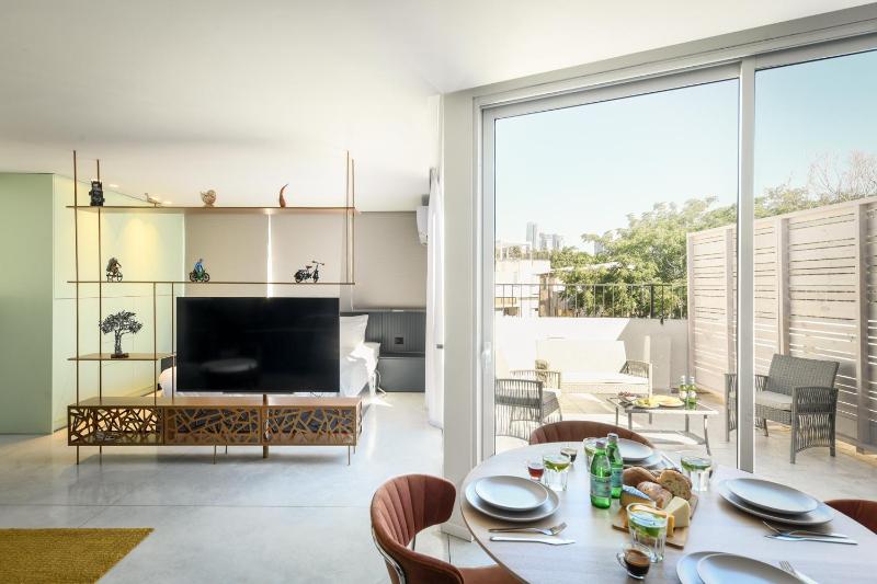 Modern Studio Apt w Balcony in Heart of Tel Aviv by Sea N' Rent — отзывы гостей и цены