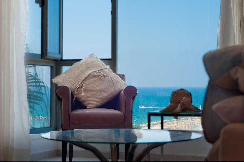 Bright and Charming 1BR Apt w Sea Views Near Shore by Sea N' Rent — забронировать отель в Тель-Авиве