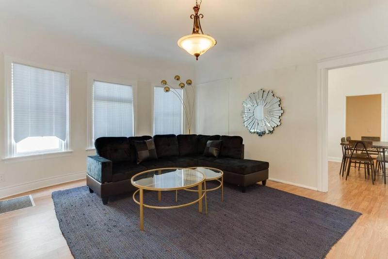 5 Bedroom Koreatown Charmer near DTLA — отель с удобствами в Лос-Анджелесе