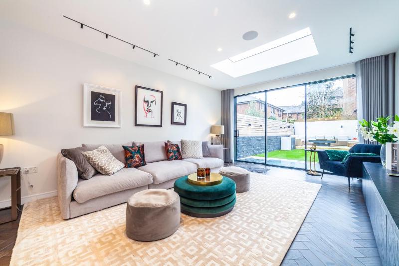 Luxury 3 Bedroom House with garden next to Battersea Park — отель с удобным расположением в Лондоне