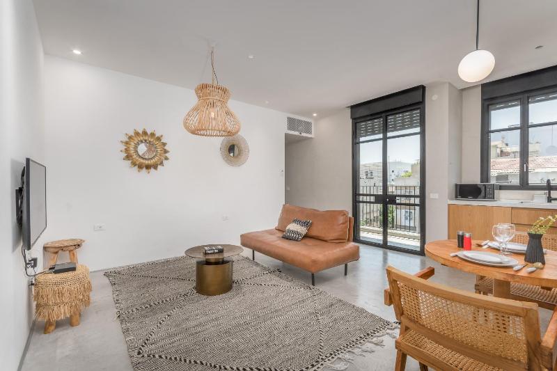 Цены на Trendy apartment next to Levinsky market в Тель-Авиве
