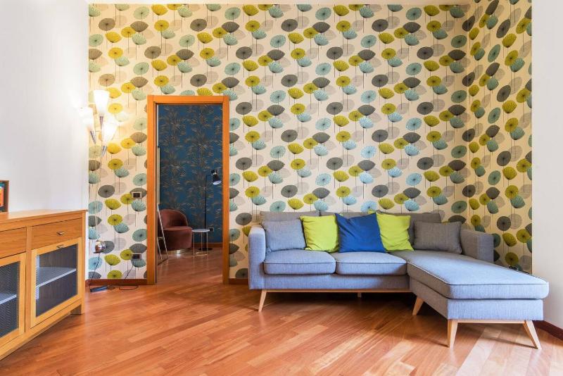Цены на Colored and spacious flat close to Navigli by Easylife в Милане