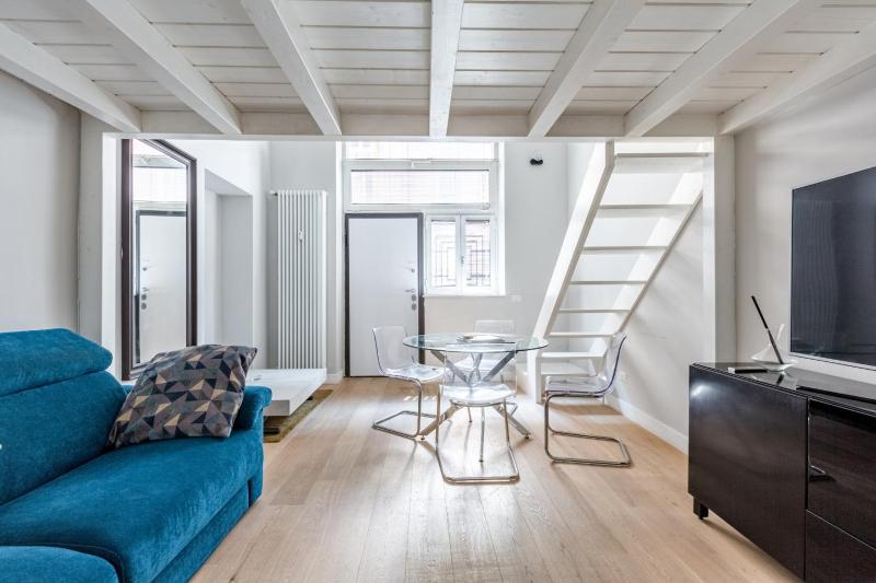 Modern Apt 300mt from Milano Central Station! — отель с удобствами в Милане