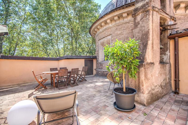 Sant'eligio attic with exclusive terrace campo di fiori — отель с удобствами в Риме