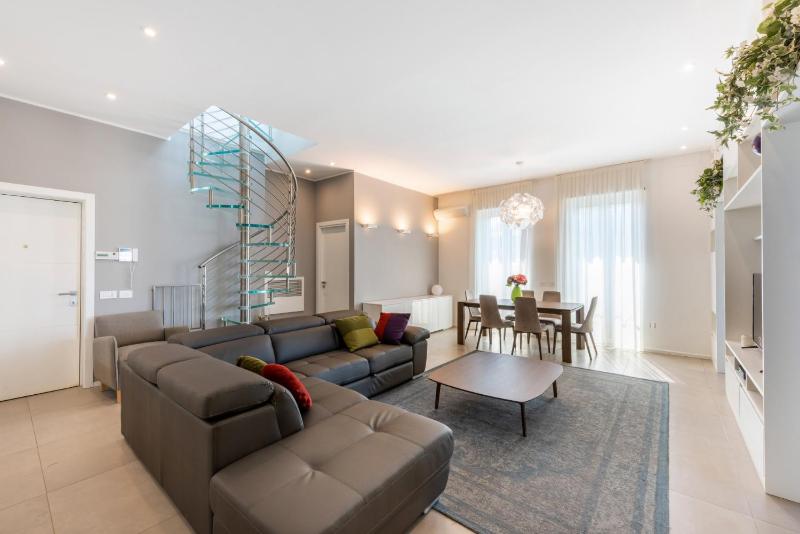 Easylife - Wonderful Penthouse with terrace a few steps from the Duomo — отель в Милане, Италия