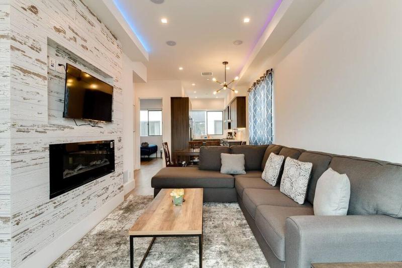 Modern 4 bedroom with rooftop #3 — забронировать отель в Лос-Анджелесе