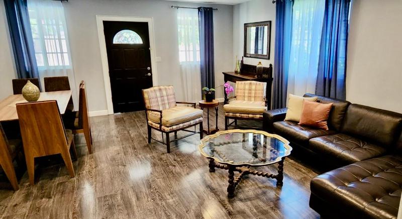 Цены на Gateway at Eagle Rock, LA- sleeps 6 в Лос-Анджелесе