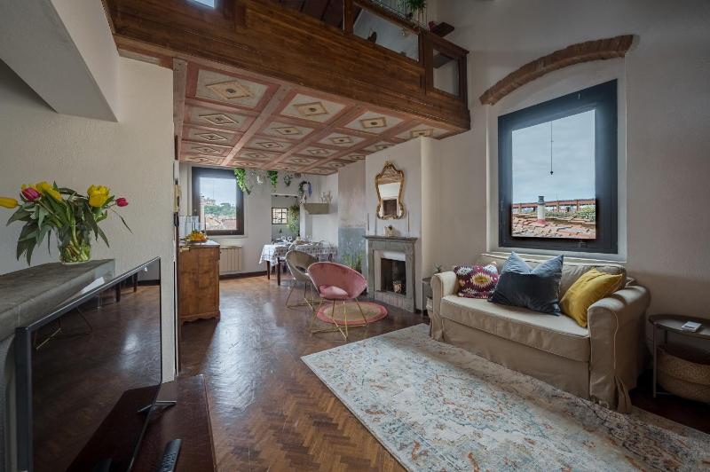 Via Lamberti, 3 - Florence Charming Apartments - Charming and historic 5th-floor attic apartment with elevator in a building at the heart of vibrant Florence, just a 2-minute walk from all attractions — отзывы гостей и цены