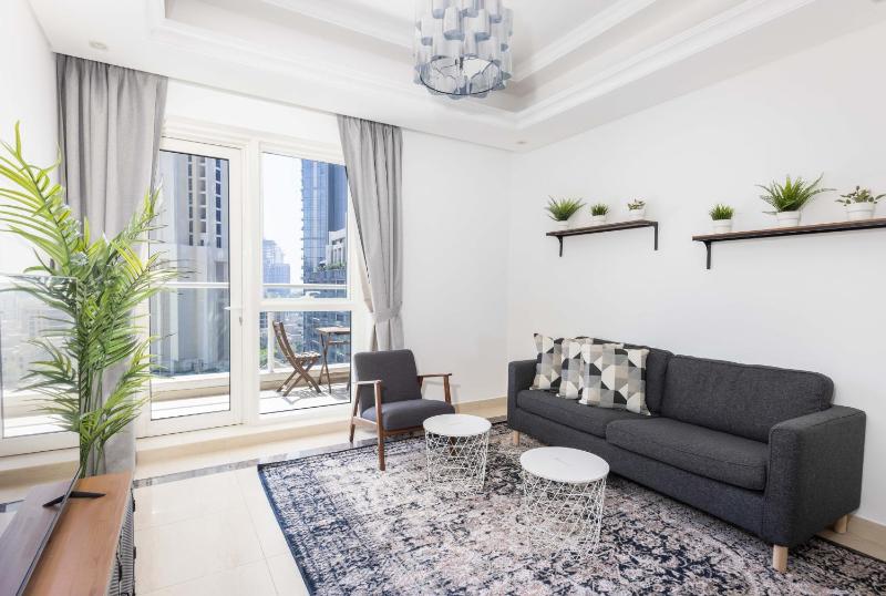 Beautiful & Bright 2BR + kids - 7min to Dubai Mall — отель с удобным расположением в Дубае