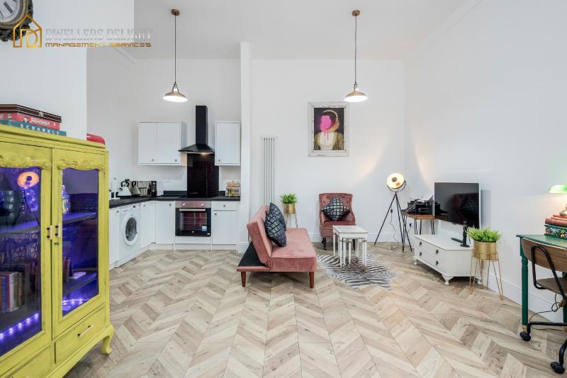 Entire 2 Bed Flat Plaistow,Canning town Prime Location in London — отель с удобствами в Лондоне