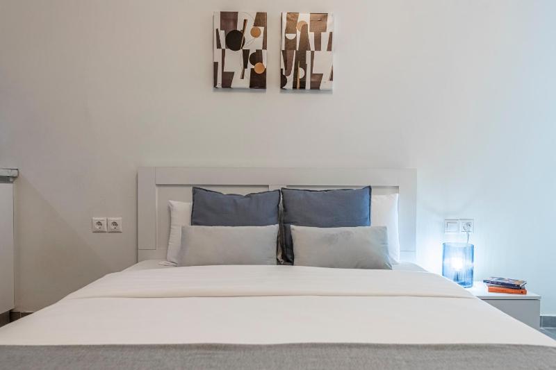Phaedrus Living: City Center Executive Flat Stadiou — забронировать отель в Афины