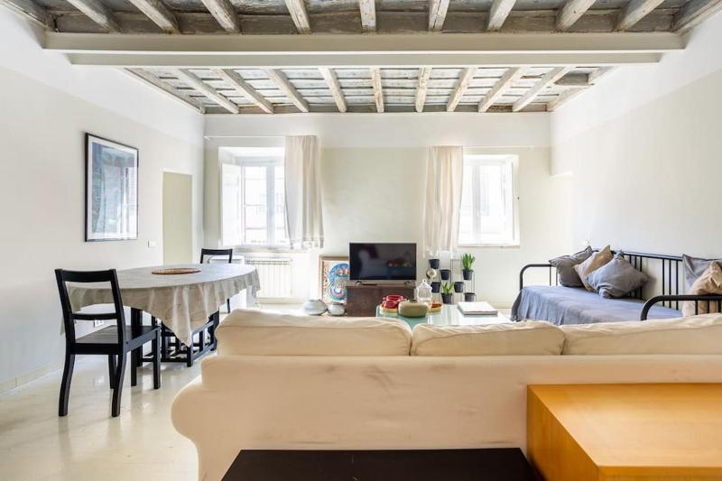 Best Authentic Apartment Monti 5 mins from Colosseum — отель с удобствами в Риме