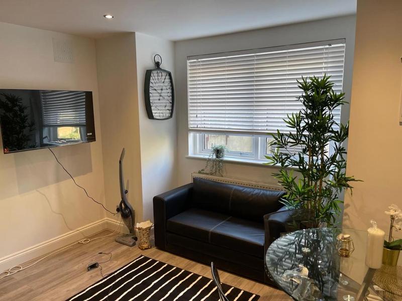 Цены на Newly refurbished 2 Bedroom flat with free parking в Лондоне