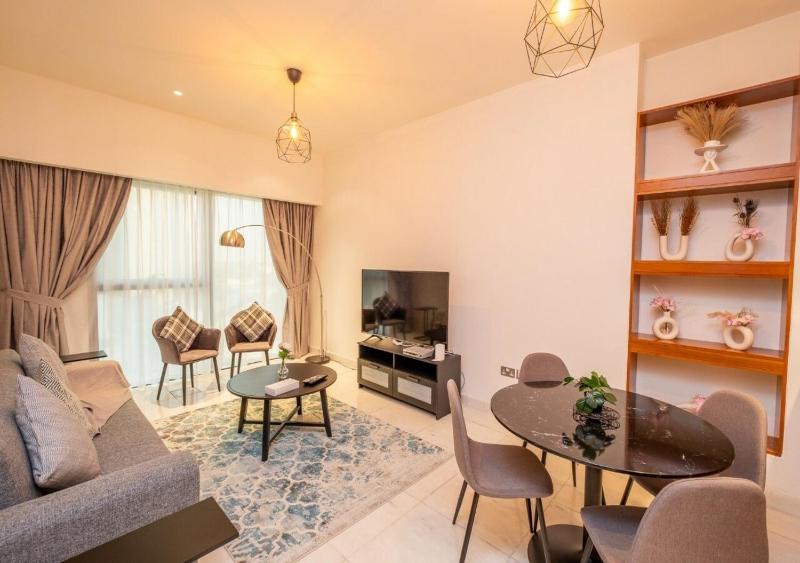 Hometown Apartments - Cosy 1 Br Apartment with Brand New Furniture in DIFC — отель с удобствами в Дубае