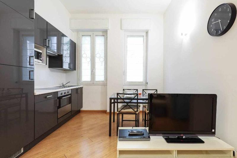 SV18C Charming modern flat S Ambrogio — отель с удобствами в Милане