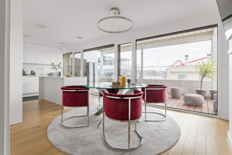Modern 3BR with Terrace in Benfica — отель с удобным расположением в Лиссабоне