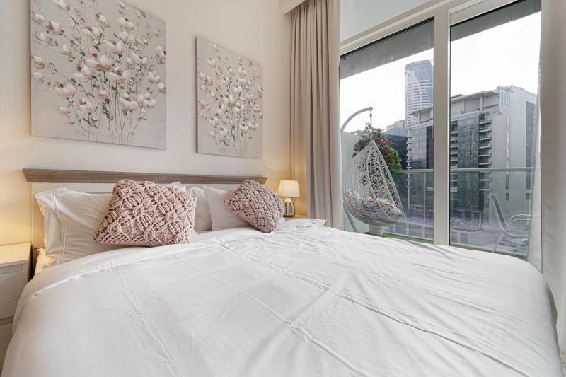 Cozy one bedroom apartment with Burj-Khalifa view — отель с удобным расположением в Дубае