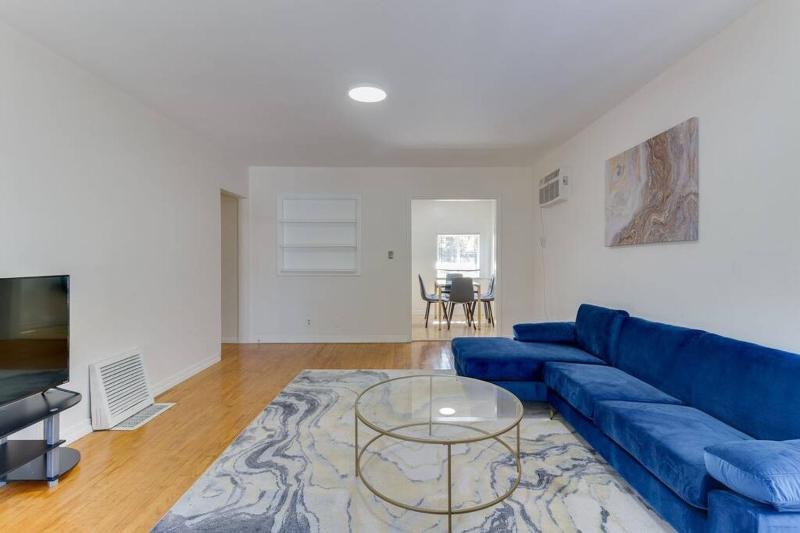 2 Bedroom Mid-Wilshire Charmer close to Downtown — отель в Лос-Анджелесе, Соединенные Штаты Америки