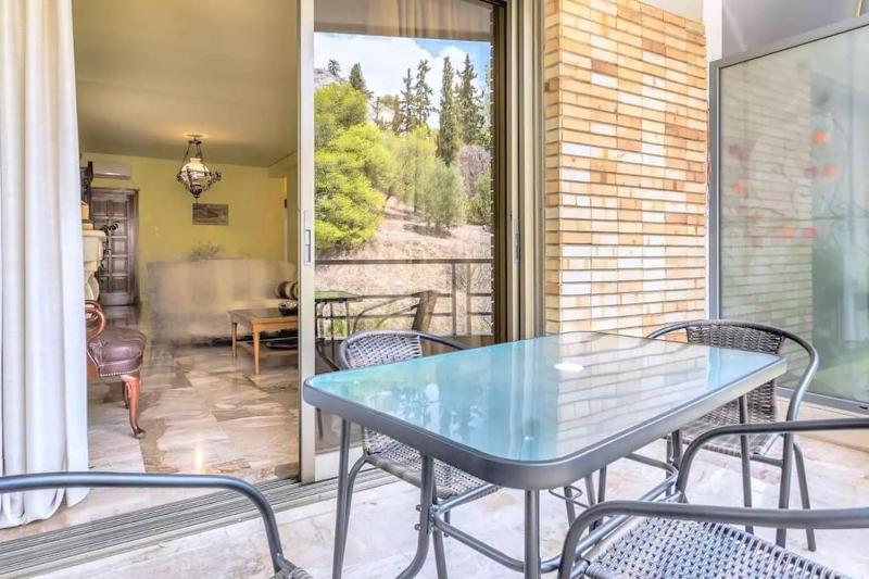 Unique Spacious new 3BDR apt in Mouson/Filopappou — отель в Афины, Греция