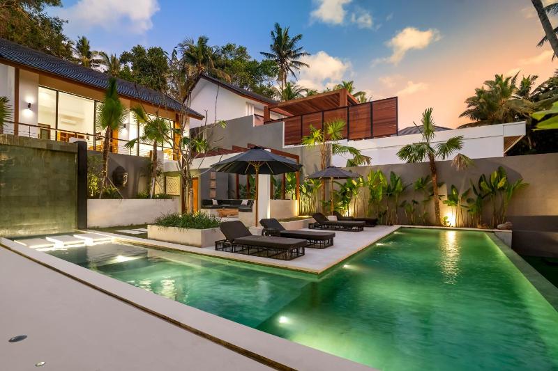 Villa Moon by BaliSuperHost — отель с удобным расположением в Убуде