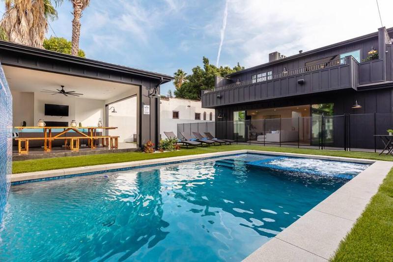 WEST HOLLYWOOD 6 BEDROOM RESORT w/ THEATER & POOL — отель с удобным расположением в Лос-Анджелесе