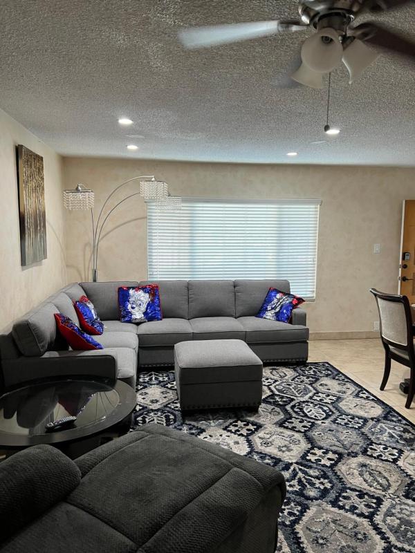 Lovely Berryman Ave Apartment — отель с удобным расположением в Лос-Анджелесе