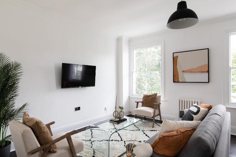 The Camberwell Retreat - Alluring 2BDR Flat with Garden — отель с удобствами в Лондоне