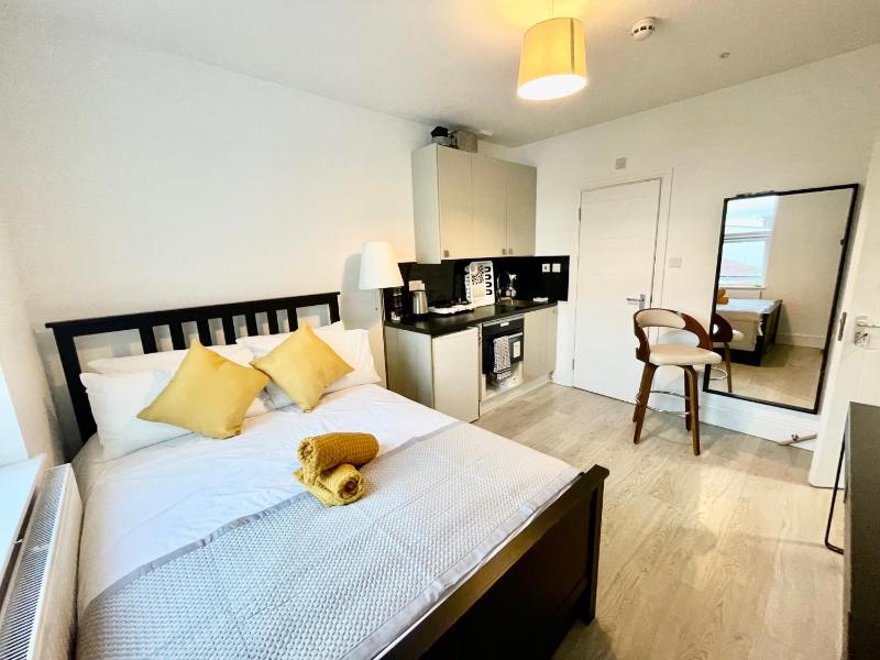 Lovely self contained studio now available — отель с удобным расположением в Лондоне