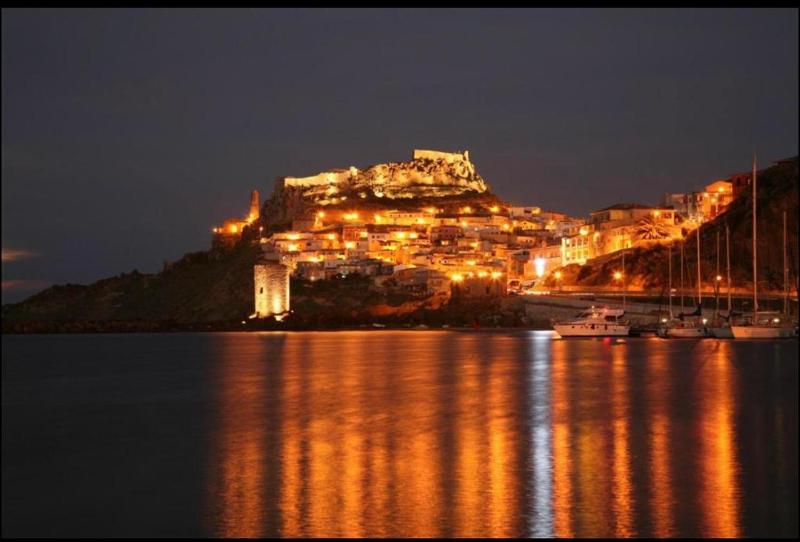 Red Sunset a Castelsardo - Lussuoso apt con piscina