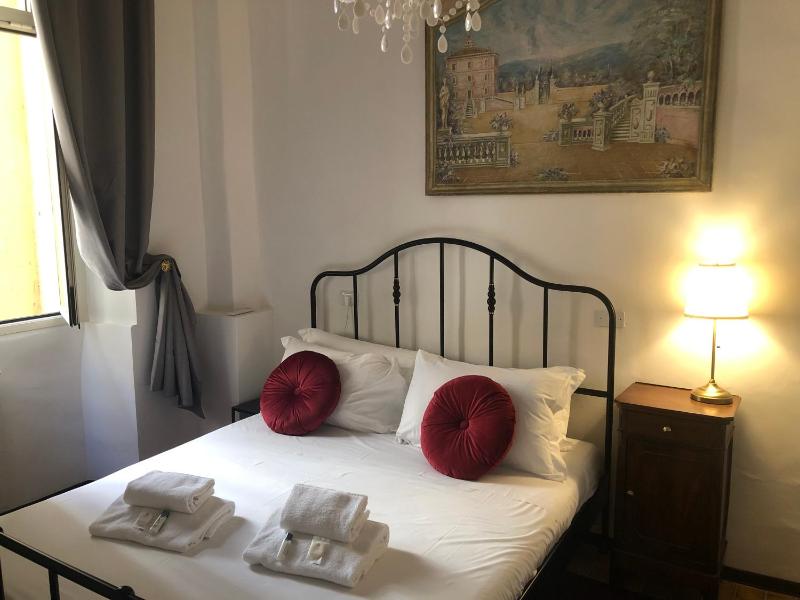 ROMAN APARTMENT in TRASTEVERE — отель с удобным расположением в Риме