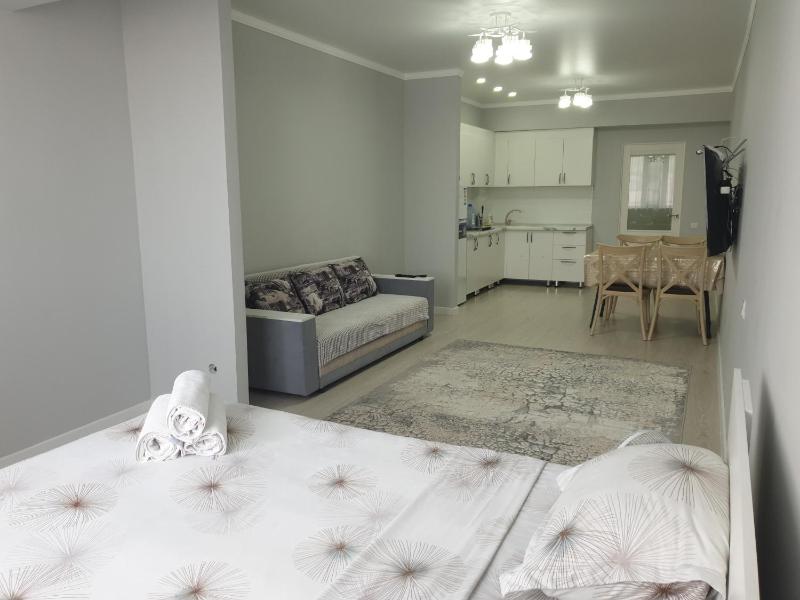 Centr Arbat Uutnye apartamenty v novom ZK — отель в Алматы, Казахстан
