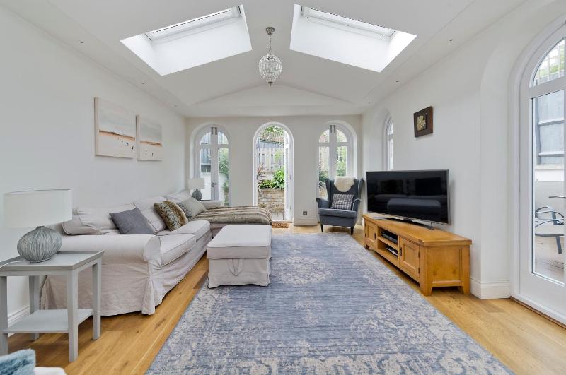 Veeve - Wimbledon Village Gem — отель с удобствами в Лондоне