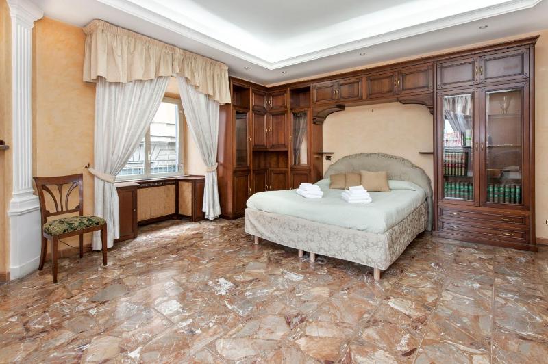 Charming Roma Apartment with 3 Bedrooms — забронировать отель в Риме