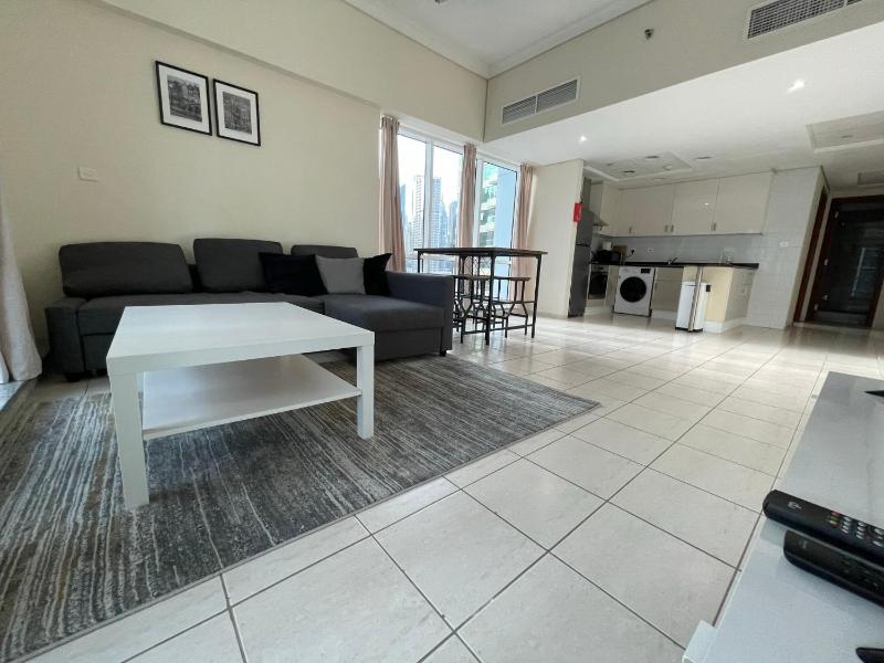 Цены на Spacious 1 Bedroom Apartment in JLT в Дубае