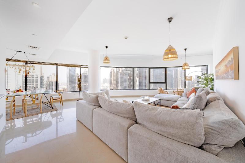 Spacious 3BR with 180˚ Dubai Marina Views — комфортный отель в Дубае