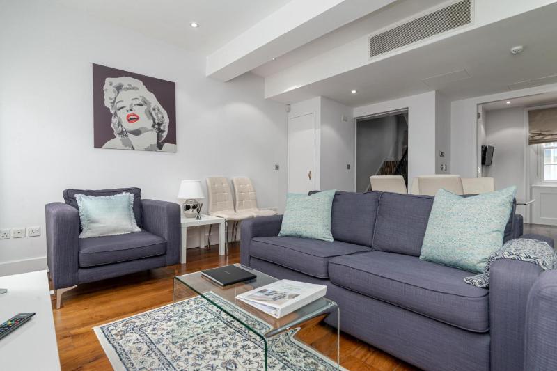 A Stunning Three Bedroom Home in Mayfair — забронировать отель в Лондоне