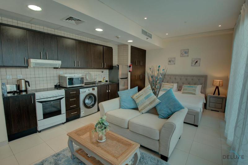 Modern Studio at Royal Oceanic JBR by Deluxe Holiday Homes — отель с удобным расположением в Дубае